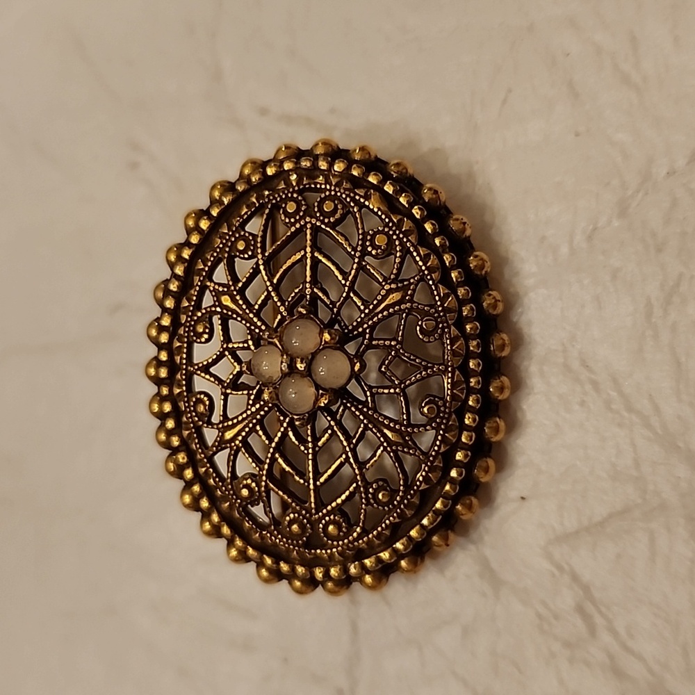 Brooch with 4 white middle beads
